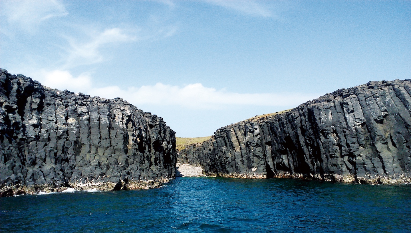 Sea cliff and wave-cut grooves