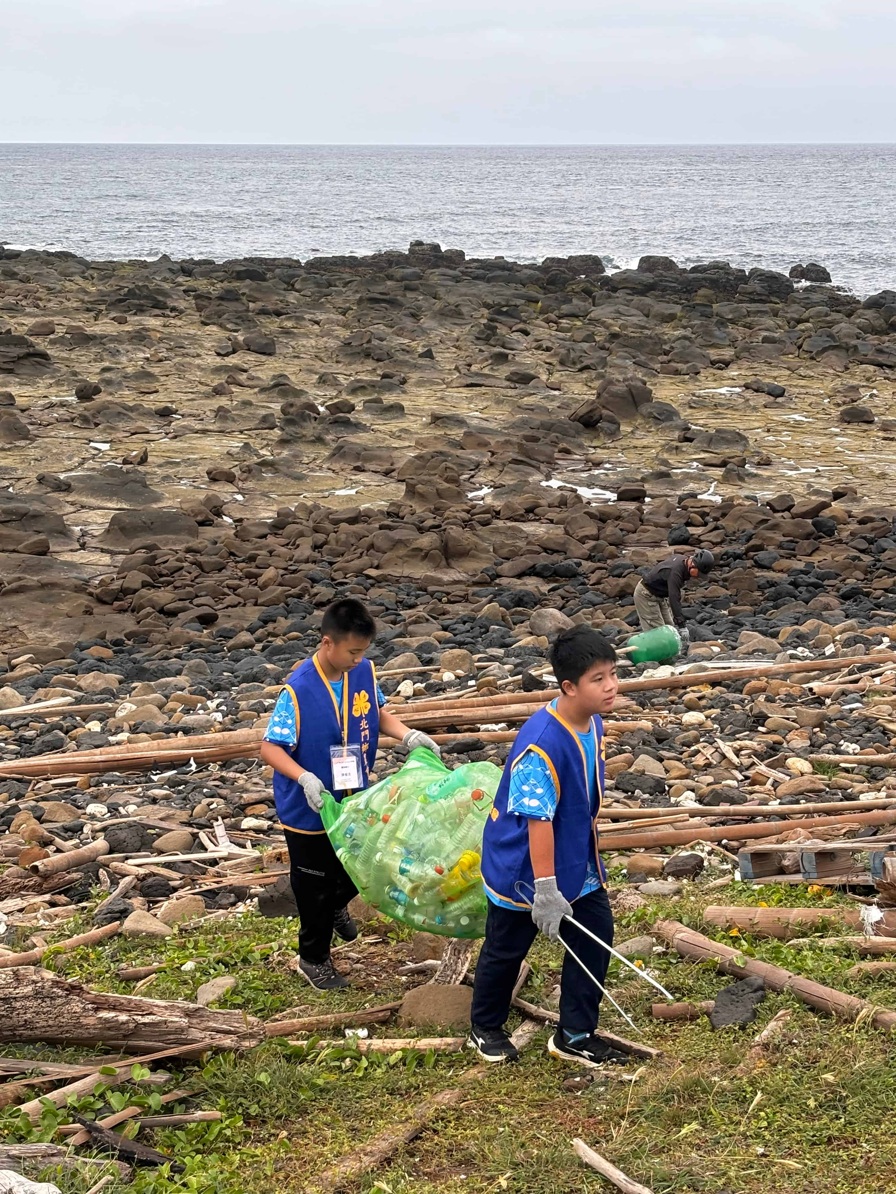 錦湖國小學童進行海漂垃圾搬運